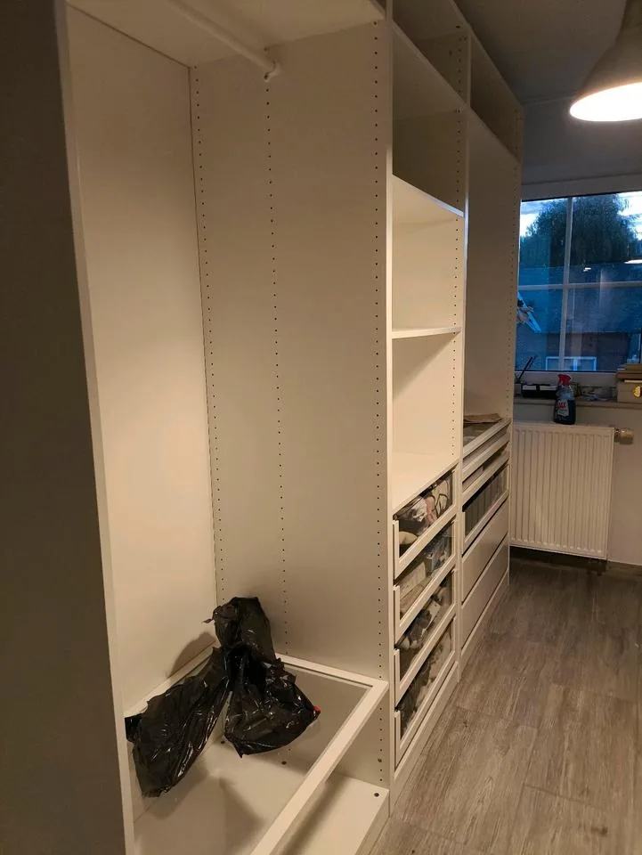 Fertig aufgebauter Kleiderschrank nach einem Umzug mit Farido Transport