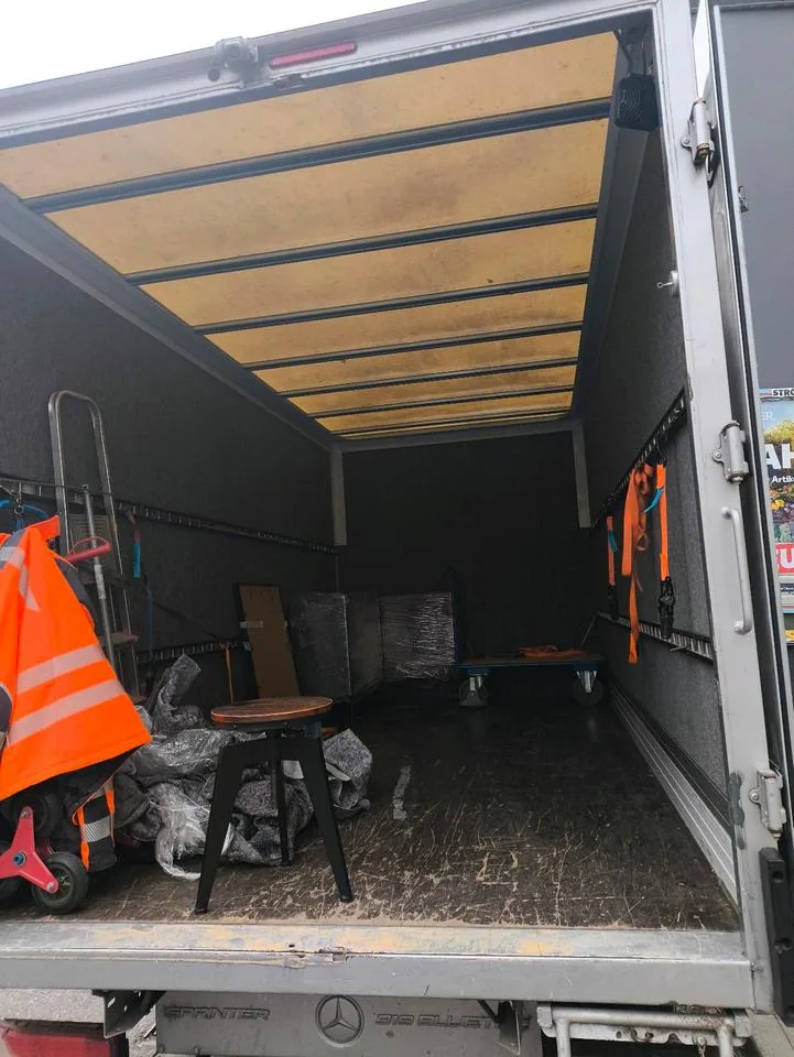 Sorgfältig beladener Umzugs-LKW von Farido Transport mit gesicherten Möbeln und Kartons